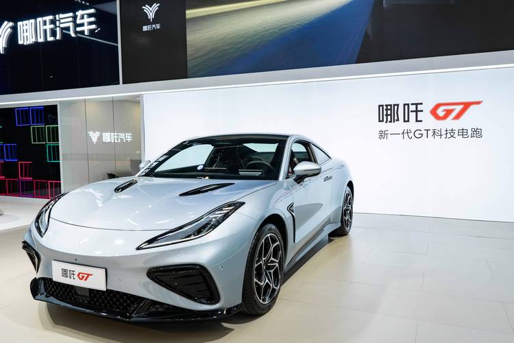 东莞17哪吒汽车在智能汽车领域的表现，领途汽车在新能源汽车市场中的影响力